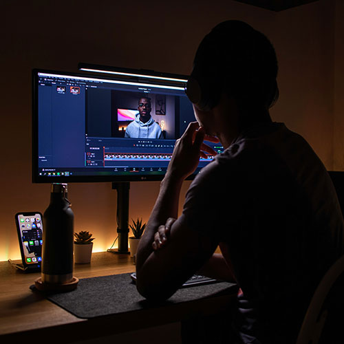 post production de vidéos et photos avec un ordinateur et After Effect